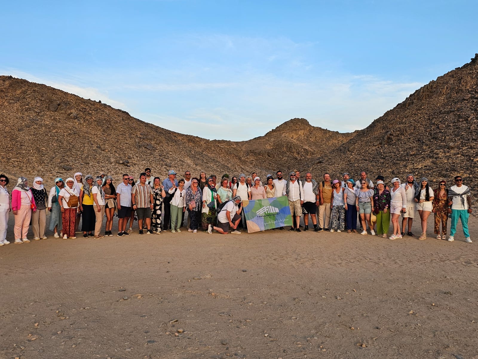 Grup de turiști într-o excursie organizată de Broker Travel — IBM Bacău